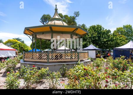 Mudgee, Robertson Park e band Rotunda con bancarelle del mercato agricolo che lo circondano, NSW, Australia Foto Stock