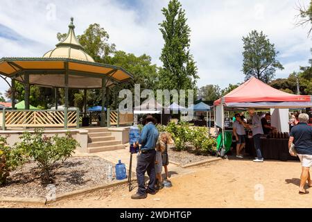 Mudgee Farmers Market, band rotunda accanto a Farmers Market Stalls, Mudgee Town Center.,New South Wales,Australia,2024 Foto Stock