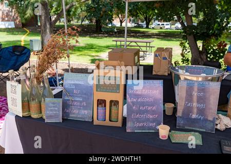 Nebbia di fiori d'Elderflower che sprigiona vino a basso contenuto alcolico al Mudgee Farmers Market nel centro della città, bevanda biologica naturale, nuovo Galles del Sud, Australia, 2024 Foto Stock