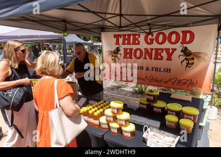 Il mercato del miele Good Honey Market vende il 100% di miele crudo e fresco, il mercato agricolo Mudgee in questa città del New South Wales, Australia, 2024 Foto Stock