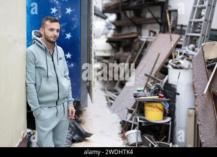 Schuld, Germania. 12 gennaio 2024. Lo showman Tim Himmes si trova di fronte alla sua casa, che è stata gravemente danneggiata dall'inondazione nel 2021. L'evento ha anche lasciato profonde cicatrici sulla psiche delle persone fino ad oggi. (A dpa 'esaurimento profondo nella valle dell'Ahr - 'non sono mai stato così piatto') credito: Boris Roessler/dpa/Alamy Live News Foto Stock