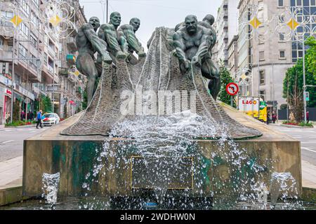 VIGO,SPAGNA-dicembre,30,2021:gruppo scultoreo in bronzo dedicato al lavoro dei marinai intitolato los neteros Foto Stock