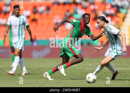 © Anis/APP/MAXPPP - l'Algerien RAMIZ LARBI ZERROUKI (R) se bat pour le ballon, lors du match de football du groupe D de la Coupe d'Afrique des Nations (CAN) 2024 entre l'Algerie et Burkina Faso au Stade de la Paix à Bouake en Cote d'avorio le 20 gennaio 2024. Credito: MAXPPP/Alamy Live News Foto Stock