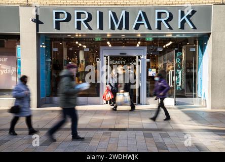 Foto del fascicolo datata 20/1/2022 di una filiale di Primark. La società madre Primark Associated British Foods (ABF) dovrebbe annunciare un altro aumento delle vendite quando aggiornerà gli investitori la prossima settimana. Tuttavia, l'interruzione delle spedizioni ritardate a causa dei viaggi attraverso il Mar Rosso, il calo delle vendite nel Regno Unito e l'aumento dei salari da aprile potrebbero rappresentare una sfida per i recenti progressi dell'azienda. Le azioni della società, che possiede anche grandi attività di alimentari e agricole, sono aumentate di circa un quarto negli ultimi 12 mesi. Data di emissione: Domenica 21 gennaio 2024. Foto Stock