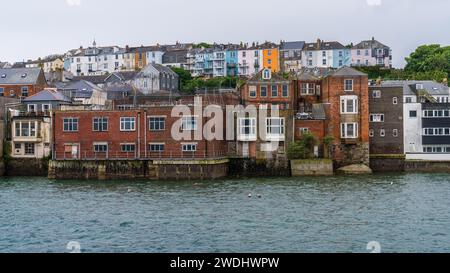 Falmouth, Cornovaglia, Inghilterra, Regno Unito - 4 giugno 2022: Vista dal Prince of Wales Pier Landing delle case sulla costa Foto Stock