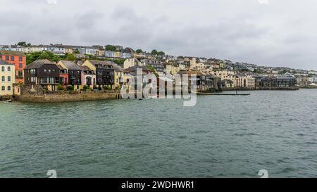Falmouth, Cornovaglia, Inghilterra, Regno Unito - 4 giugno 2022: Vista dal Prince of Wales Pier Landing delle case sulla costa Foto Stock