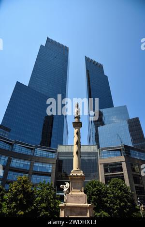 Il monumento a Columbus Circle con il Deutsche Bank Center (ex Time Warner Center) sullo sfondo - Manhattan, New York City Foto Stock