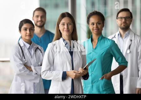 Felice positivo giovane medico capo in posa per un ritratto professionale Foto Stock