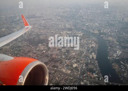 Bangkok, Thailandia. 15 gennaio 2024. Una vista aerea di Bangkok da una finestra dell'aereo appena decollata dall'aeroporto Don Mueang, con il logo sull'ala dell'aereo della compagnia Firefly Airlines. L'Aeroporto Internazionale Don Mueang è uno dei due aeroporti internazionali che servono la regione metropolitana di Bangkok. (Immagine di credito: © Nathalie Jamois/SOPA Images via ZUMA Press Wire) SOLO USO EDITORIALE! Non per USO commerciale! Foto Stock