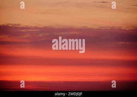 La bellezza della natura viene amplificata durante un tramonto, mentre il cielo si trasforma in un capolavoro colorato. Foto Stock