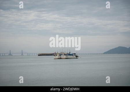 Penang, Malesia. 17 gennaio 2024. Vista generale del Ponte di Penang, a George Town City, Penang Island. George Town è la colorata e multiculturale capitale dell'isola malese di Penang. Le strade coloniali di George Town sono un centro per la cultura, l'arte di strada e il miglior cibo di strada del paese. (Foto di Nathalie Jamois/SOPA Images/Sipa USA) credito: SIPA USA/Alamy Live News Foto Stock