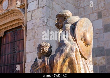 ALCALA, SPAGNA-dicembre, 06.2021: Il Cardinale Cisneros nella cattedrale di Alcala de Henares a Madrid visto di lato Foto Stock