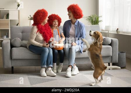 Ragazza felice, madre allegra, nonna e cane da ballo che festeggia un evento Foto Stock