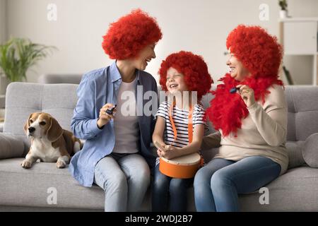 Buon bambino, mamma, nonna e cucciolo che festeggiano il compleanno Foto Stock