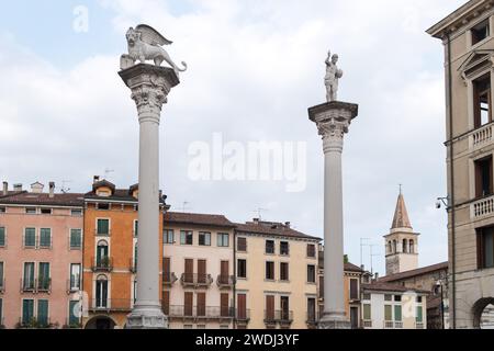 Leone di San Marco e il Redentore (statue del Leone di San Marco e Redentore) in Piazza dei signori nel centro storico di Vicenza, provincia di Vicenza Foto Stock