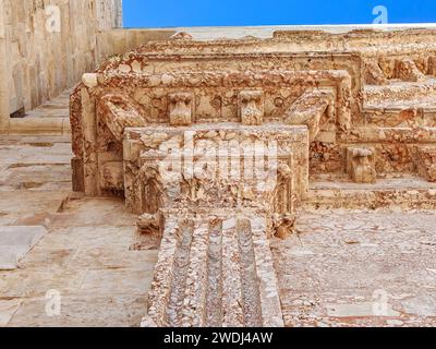 Patrimonio dell'umanità dell'UNESCO e uno degli esempi meglio conservati di fortezza medievale, Castel del Monte è il principale punto di riferimento della regione Puglia Foto Stock