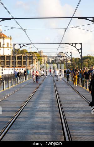 Porto, Portogallo - 17 settembre 2023. Pedoni sul Ponte D. Luis I.. Fiume Douro e tetti in terracotta, sito patrimonio dell'umanità dell'UNESCO Foto Stock