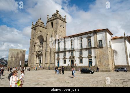 Porto, Portogallo - 17 settembre 2023. Giornata di sole a sud-est della Cattedrale di Porto Foto Stock