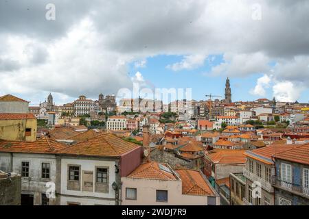 Porto, Portogallo - 17 settembre 2023. Vista della città vecchia e della Torre di Clerigos. Giorno nuvoloso. Foto Stock