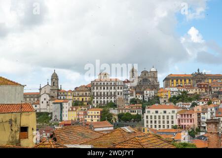 Porto, Portogallo - 17 settembre 2023. Vista della città vecchia e della Torre di Clerigos. Giorno nuvoloso. Foto Stock