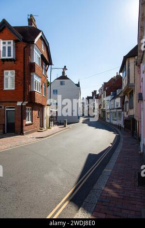 Paesaggio stradale al mattino presto a Lewes, East Sussex, Inghilterra in una mattina estiva soleggiata di agosto Foto Stock