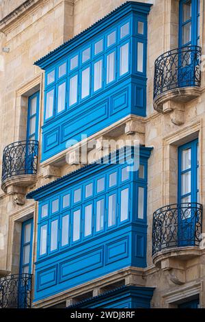 Tradizionali balconi in legno colorati, chiamati gallarij nell'isola di Malta. Foto Stock