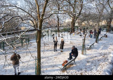 Parigi, Francia, parigini con i loro cani in un parco pubblico per cani, solo editoriale. Foto Stock