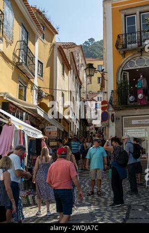 Sintra, Portogallo - 14 settembre 2023. Turisti in via Padarias Foto Stock