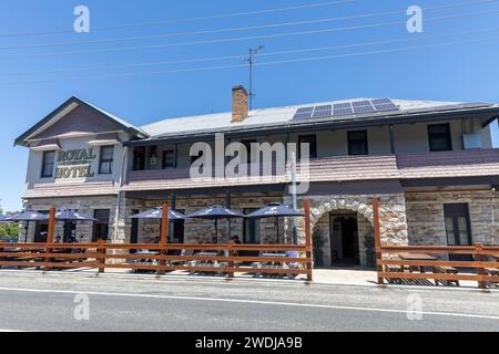 Capertee Village nel New South Wales e il suo Royal Hotel Public House che offre cibo, birra e camere, Australia, 2024 Foto Stock