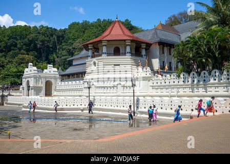 KANDY, SRI LANKA - 17 MARZO 2015: Giornata di sole presso il Buddha Tooth Repository sul Tempio Sri Dalada Maligawa. Palazzo reale di Kandy Foto Stock