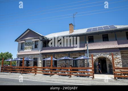 Capertee Village nel New South Wales e il suo Royal Hotel Public House che offre cibo, birra e camere, Australia, 2024 Foto Stock