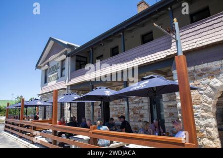 Capertee Village nel New South Wales e il suo Royal Hotel Public House che offre cibo, birra e camere, Australia, 2024 Foto Stock