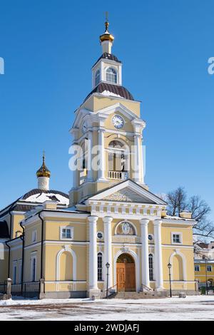 VYBORG, RUSSIA - 30 MARZO 2023: Campanile dell'antica Cattedrale della Trasfigurazione in un giorno di marzo Foto Stock
