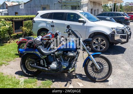 Moto Harley Davidson parcheggiate nel villaggio di Capertee sull'autostrada Castlereagh per una sosta di riposo, New South Wales, Australia, 2024 Foto Stock