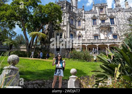 Sintra, Portogallo - 14 settembre 2023. Turista di fronte al Palazzo Quinta da Regaleira Foto Stock