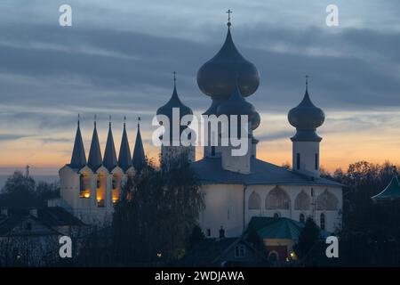 Cupole e campanile dell'antico monastero della Dormizione di Tikhvin al crepuscolo di ottobre. Regione di Leningrado, Russia Foto Stock