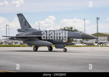 KONYA, TURKIYE - 9 MAGGIO 2023: Pakistan Air Force Lockheed Martin F-16C Fighting Falcon (JE-4) rullaggio nell'aeroporto di Konya durante Anatolian Eagle Air for Foto Stock