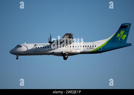 Aer Lingus Regional ATR 72-600 atterraggio all'aeroporto di Birmingham, Regno Unito (G-CMJN) Foto Stock