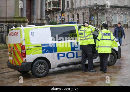 Victoria Square, Birmingham, 21 gennaio 2024 - polizia di West Midlands a Victoria Square nel centro di Birmingham dopo Muhammad Hassam Ali, 17 anni è stato pugnalato a morte sabato pomeriggio. - DICHIARAZIONE DELLA POLIZIA DI WEST MIDLANDS: Abbiamo avviato un'indagine per omicidio dopo che un adolescente pugnalato nel centro di Birmingham è tragicamente morto. Siamo stati chiamati a Victoria Square dopo che un ragazzo di 17 anni è stato trovato gravemente ferito poco prima delle 15:30 di ieri (20 gennaio). E' stato portato in ospedale di corsa, ma purtroppo in seguito e' morto. Credito: Stop Press Media/Alamy Live News Foto Stock