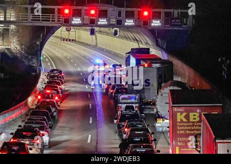 Großeinsatz am Engelbergtunnel wegen Vernebelung Massiv Einsatzkräfte in den Alarm versetzt 19.01.2024: Wie die Feuerwehren Leonberg und Ditzingen auf Ihrem Onlineauftritt informierten, kam es gestern Abend gegen 19Uhr zu einem Großalarm am Engelbergtunnel auf der A81. Die Feuerwehr Leonberg gab an das folgende Ortswehren aus dem Landkreis Böblingen in den Einsatz versetzt wurden: Leonberg, Höfingen, Gebersheim sowie Warmbronn. Die Feuerwehr Ditzingen gab aus dem Landkreis Ludwigsburg folgende Wehren an: Ditzingen, Gerlingen, Ludwigsburg, Schwieberdingen sowie den Kreisbrandmeister Andy D. Foto Stock