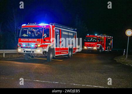 Großeinsatz am Engelbergtunnel wegen Vernebelung Massiv Einsatzkräfte in den Alarm versetzt 19.01.2024: Wie die Feuerwehren Leonberg und Ditzingen auf Ihrem Onlineauftritt informierten, kam es gestern Abend gegen 19Uhr zu einem Großalarm am Engelbergtunnel auf der A81. Die Feuerwehr Leonberg gab an das folgende Ortswehren aus dem Landkreis Böblingen in den Einsatz versetzt wurden: Leonberg, Höfingen, Gebersheim sowie Warmbronn. Die Feuerwehr Ditzingen gab aus dem Landkreis Ludwigsburg folgende Wehren an: Ditzingen, Gerlingen, Ludwigsburg, Schwieberdingen sowie den Kreisbrandmeister Andy D. Foto Stock