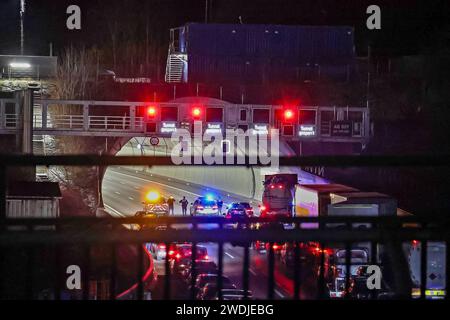 Großeinsatz am Engelbergtunnel wegen Vernebelung Massiv Einsatzkräfte in den Alarm versetzt 19.01.2024: Wie die Feuerwehren Leonberg und Ditzingen auf Ihrem Onlineauftritt informierten, kam es gestern Abend gegen 19Uhr zu einem Großalarm am Engelbergtunnel auf der A81. Die Feuerwehr Leonberg gab an das folgende Ortswehren aus dem Landkreis Böblingen in den Einsatz versetzt wurden: Leonberg, Höfingen, Gebersheim sowie Warmbronn. Die Feuerwehr Ditzingen gab aus dem Landkreis Ludwigsburg folgende Wehren an: Ditzingen, Gerlingen, Ludwigsburg, Schwieberdingen sowie den Kreisbrandmeister Andy D. Foto Stock