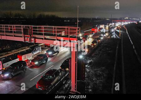 Großeinsatz am Engelbergtunnel wegen Vernebelung Massiv Einsatzkräfte in den Alarm versetzt 19.01.2024: Wie die Feuerwehren Leonberg und Ditzingen auf Ihrem Onlineauftritt informierten, kam es gestern Abend gegen 19Uhr zu einem Großalarm am Engelbergtunnel auf der A81. Die Feuerwehr Leonberg gab an das folgende Ortswehren aus dem Landkreis Böblingen in den Einsatz versetzt wurden: Leonberg, Höfingen, Gebersheim sowie Warmbronn. Die Feuerwehr Ditzingen gab aus dem Landkreis Ludwigsburg folgende Wehren an: Ditzingen, Gerlingen, Ludwigsburg, Schwieberdingen sowie den Kreisbrandmeister Andy D. Foto Stock