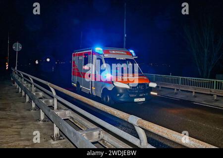 Großeinsatz am Engelbergtunnel wegen Vernebelung Massiv Einsatzkräfte in den Alarm versetzt 19.01.2024: Wie die Feuerwehren Leonberg und Ditzingen auf Ihrem Onlineauftritt informierten, kam es gestern Abend gegen 19Uhr zu einem Großalarm am Engelbergtunnel auf der A81. Die Feuerwehr Leonberg gab an das folgende Ortswehren aus dem Landkreis Böblingen in den Einsatz versetzt wurden: Leonberg, Höfingen, Gebersheim sowie Warmbronn. Die Feuerwehr Ditzingen gab aus dem Landkreis Ludwigsburg folgende Wehren an: Ditzingen, Gerlingen, Ludwigsburg, Schwieberdingen sowie den Kreisbrandmeister Andy D. Foto Stock