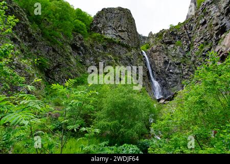 Una cascata in un paesaggio montuoso in Georgia, Europa orientale Foto Stock