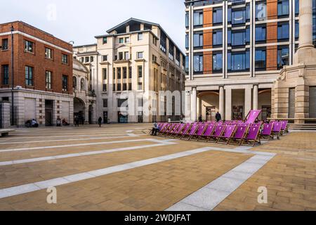 Paternoster Square, uno spazio pubblico moderno e privato, ristrutturato nel 2004 vicino alla Cattedrale di St Paul, Londra. Foto Stock