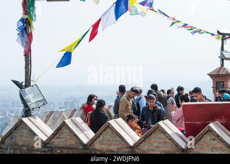 Kathmandu, Nepal- aprile 20,2023: La gente visita gli antichi stupa del tempio di Swayambhunath sopra Kathmandu. Foto Stock