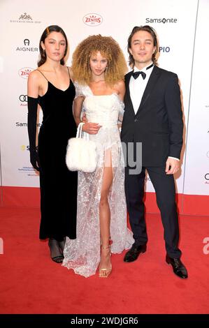 Lary Müller, Taynara Wolf und Gast Beim 48. Deutschen Filmball 2024 im Hotel Bayerischer Hof. München, 20.01.2024 *** Lary Müller, Taynara Wolf e ospite al German Film Ball 48 2024 presso l'Hotel Bayerischer Hof Monaco, 20 01 2024 foto:XF.xKernx/xFuturexImagex filmball 4404 Foto Stock
