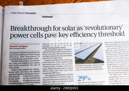 "Breakthrough for Solar as "rivoluzionario" power cells pass key Efficiency threshold" Guardian Newspaper headline Energy articolo 7 luglio 2023 Londra Regno Unito Foto Stock