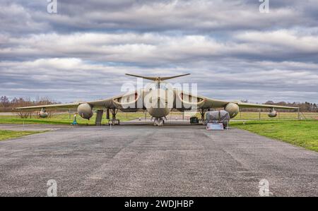 Un aereo Victor K2, un bombardiere progettato durante la Guerra fredda, in mostra in un museo aereo. Un cielo con nuvole è sopra. Foto Stock